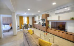Spacious And Tastefully Furnished 2 Bedroom Apartment Ddif1-3